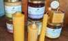 Bienenwachs-Kerzen und Honig im Hof-Verkauf